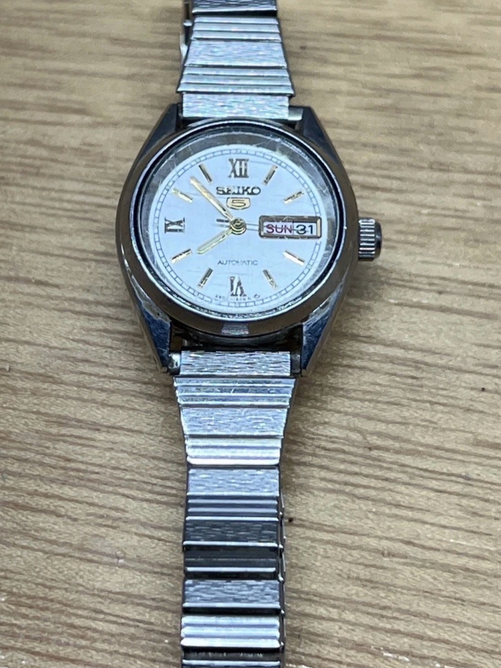 Vintage Ladies Seiko 5 Automatic White Dial Day Date Watch (runs)